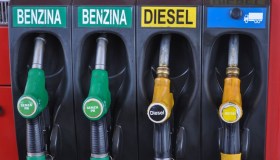 Caro benzina: dove costa di più e dove di meno rispetto all’Italia