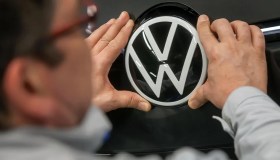 Auto, Volkswagen taglia le elettriche: il boom è già finito?