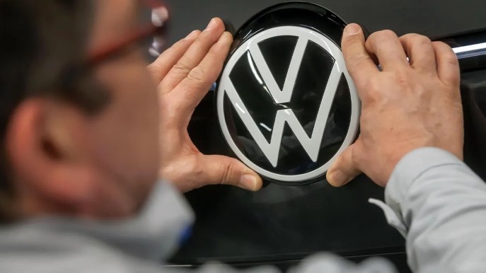 Auto, Volkswagen taglia le elettriche: il boom è già finito?