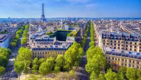 Da tetti grigi a giardini rigogliosi, la sfida di Parigi