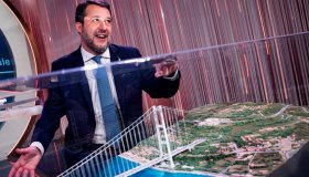 Ponte sullo Stretto, Salvini trova i soldi: omaggio a Berlusconi