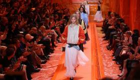 Chiude la Parigi Fashion Week, eccessi e successi da Valentino a Balenciaga