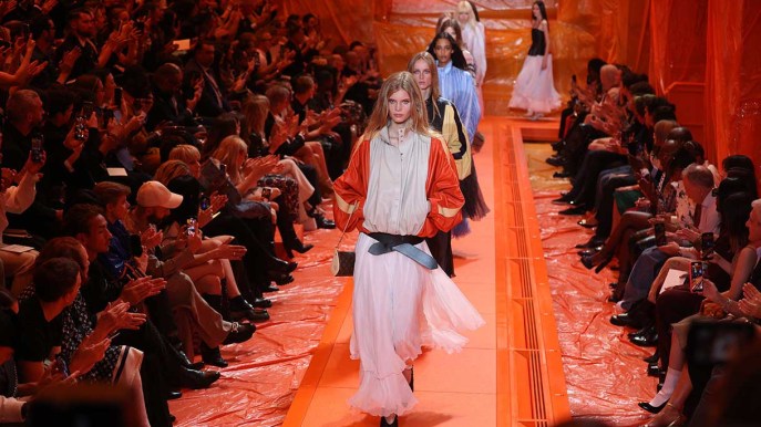 Chiude la Parigi Fashion Week, eccessi e successi da Valentino a Balenciaga
