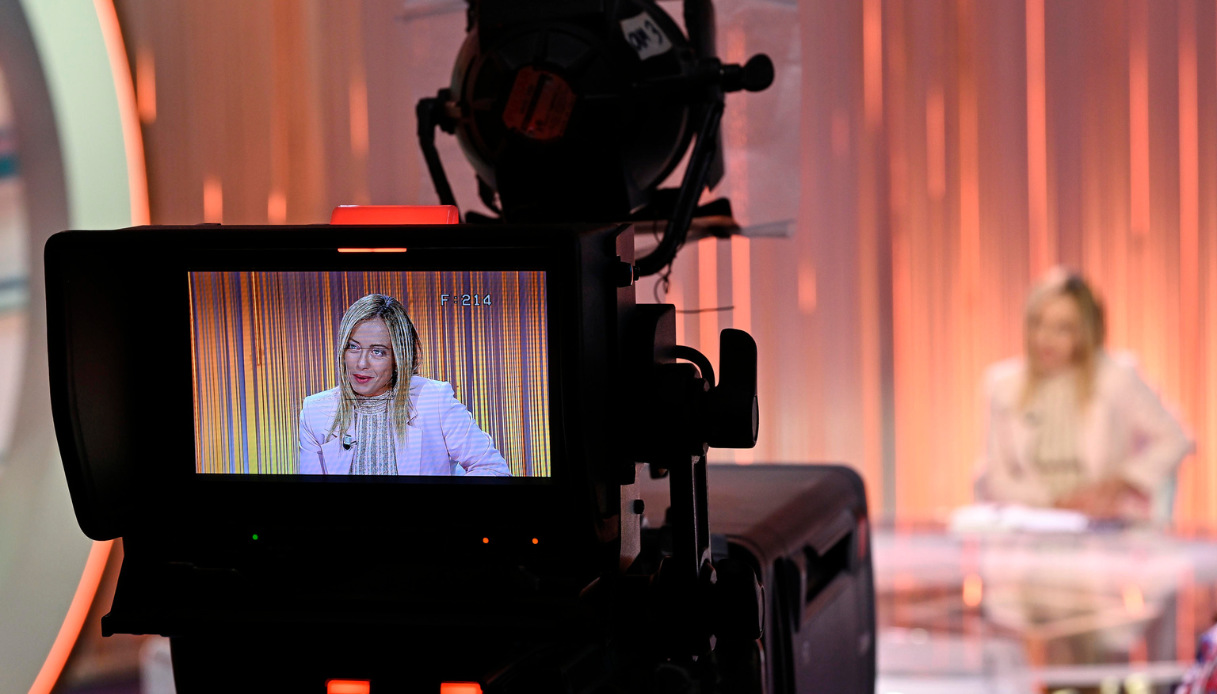 Canone giù? Ma il governo regala alla Rai maxi “contributo straordinario”