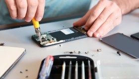 Sì al diritto alla riparazione: cosa cambia quando compriamo un dispositivo