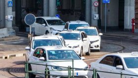 Taxi, via libera all’aumento delle licenze. Ma i tassisti scioperano