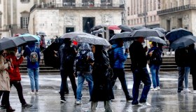 Nuova allerta meteo, due violente perturbazioni in arrivo: scuole chiuse e divieti