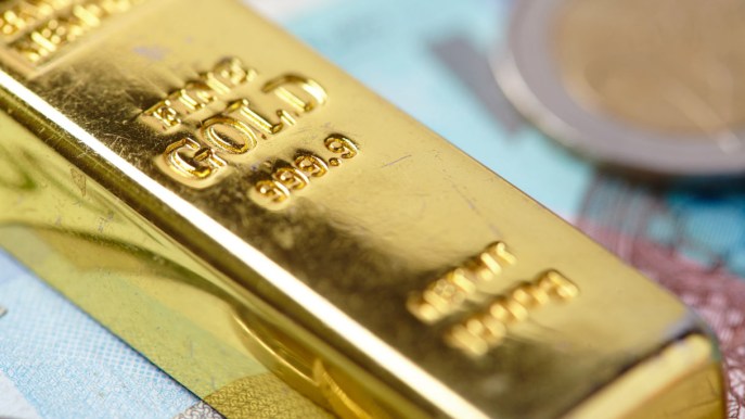 Il prezzo dell’oro sale ancora: perché la quotazione cresce. Conviene comprare?