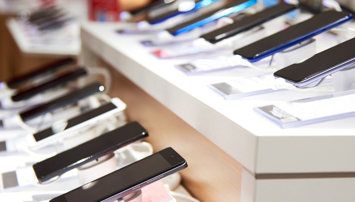 Telefoni, stop alle offerte per chi cambia operatore