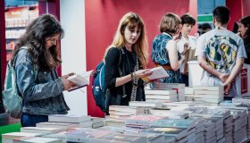 Editoria in Italia, i dati 2023: i libri superano tv e videogiochi