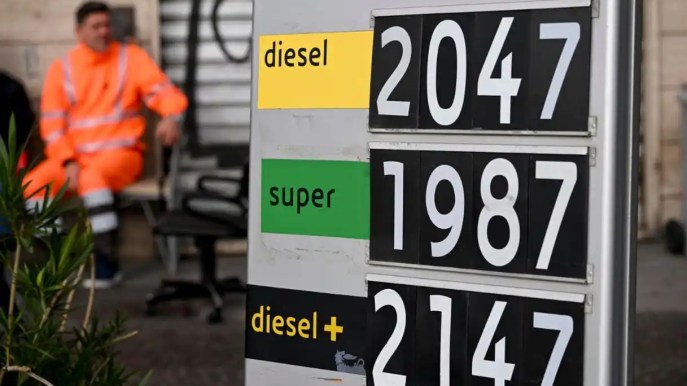 Benzina, sentenza ribalta tutto: la novità sui prezzi
