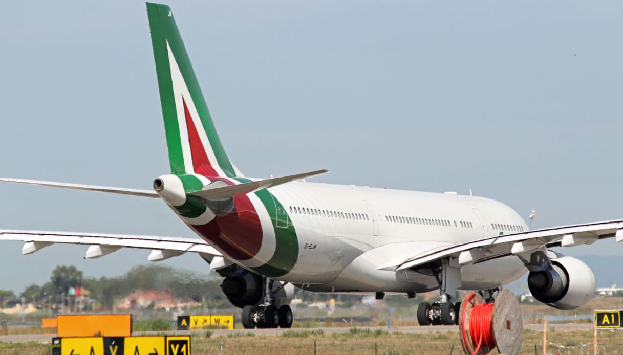 Alitalia licenzia oltre 2700 dipendenti in cassa integrazione