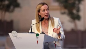 L’intervista di Poste a Meloni è un caso: insorgono le opposizioni