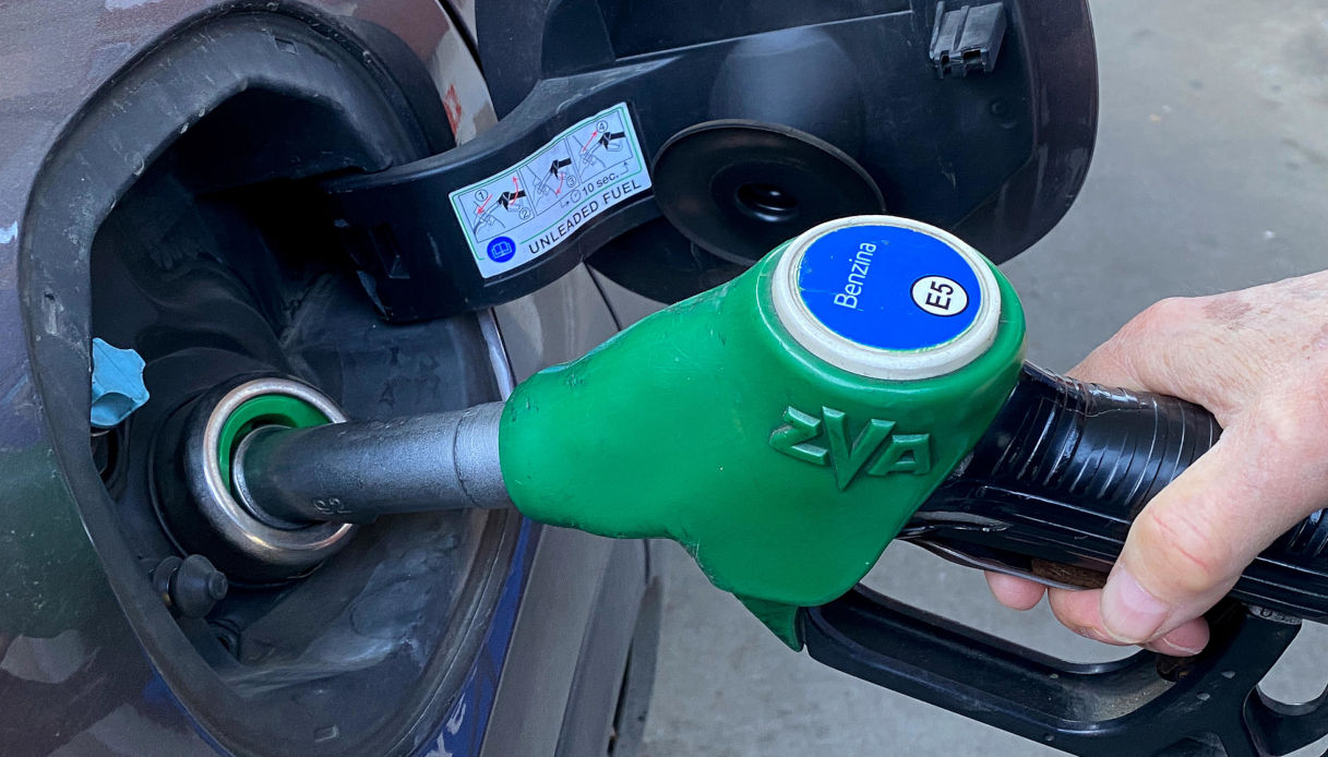 Perché la benzina potrebbe costare meno di 1 euro al litro
