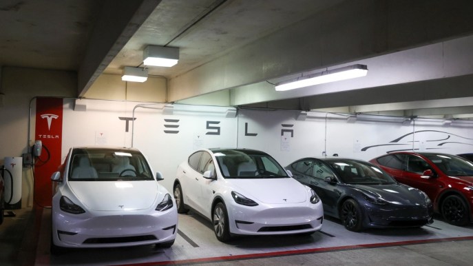 Tesla richiama milioni di auto, problema con l’Autopilot: guaio per Elon Musk