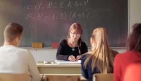 Prof insegna da 20 anni ma non è laureata. Dovrà restituire 247mila euro