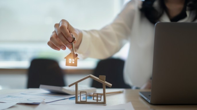 Comprare e vendere casa tramite agenzia conviene: costa meno e si fa più in fretta