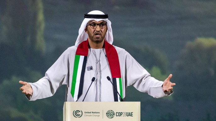 COP28, storico fallimento. Il presidente Al Jaber: “Senza petrolio si torna alle caverne”. Duro scontro Emirati-Onu