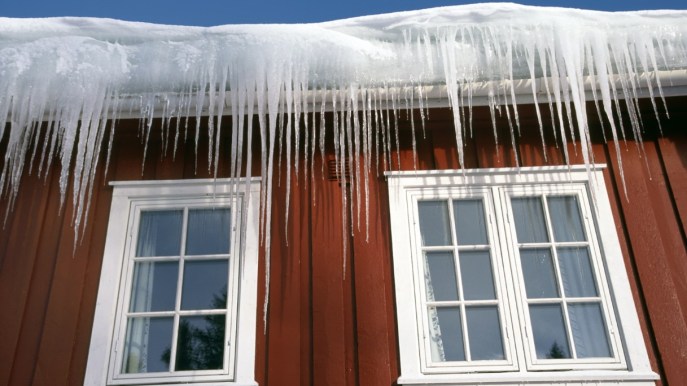 I migliori prodotti per prevenire il ghiaccio su tetto e grondaia