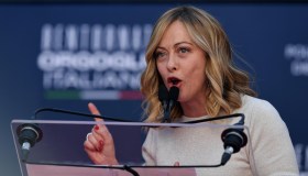 Meloni, show ad Atreju: difesa a spada tratta per Musk, attacchi a Schlein e Ferragni