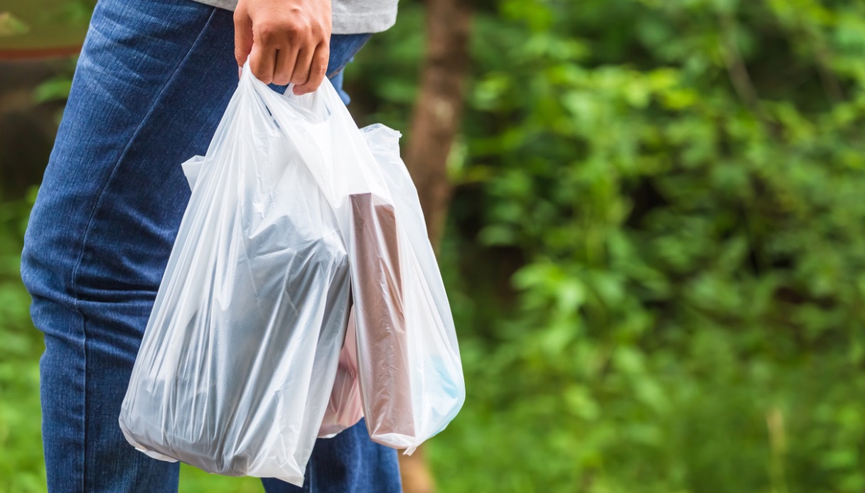 Ue boccia divieto italiano su sacchetti di plastica monouso: cosa cambia
