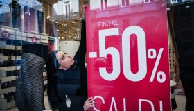 Nel 2024 gli italiani spenderanno 6 miliardi in più: si inizia coi saldi. Le date per regione