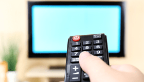 Arriva l’obbligo del telecomando con i numeri: la decisione AGCOM a favore del digitale terrestre