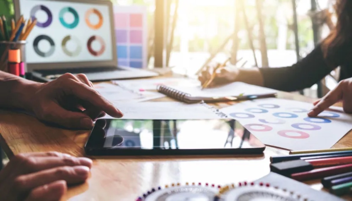 L’AI nemica dei colletti bianchi: i 10 lavori che possono essere sostituiti