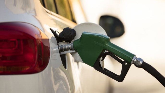 I prezzi petrolio potrebbero far aumentare la benzina già da metà gennaio: le previsioni