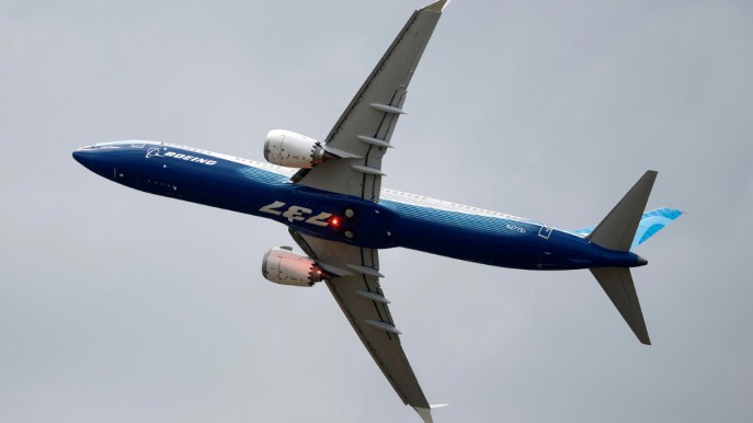 Crepa sul finestrino di un Boeing 737 in Giappone: l’inchiesta si allarga a tutta la produzione