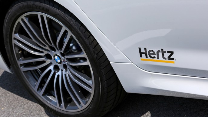 Hertz vende 20mila auto elettriche per acquistare quelle a benzina