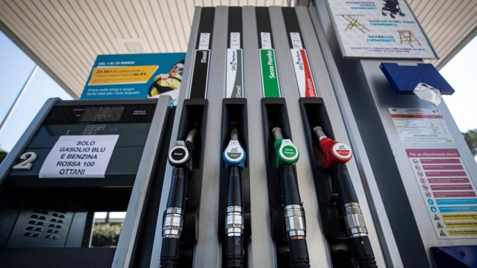 Prezzi carburanti in crescita, rialzo per benzina e diesel: la verde costa 1,8 euro