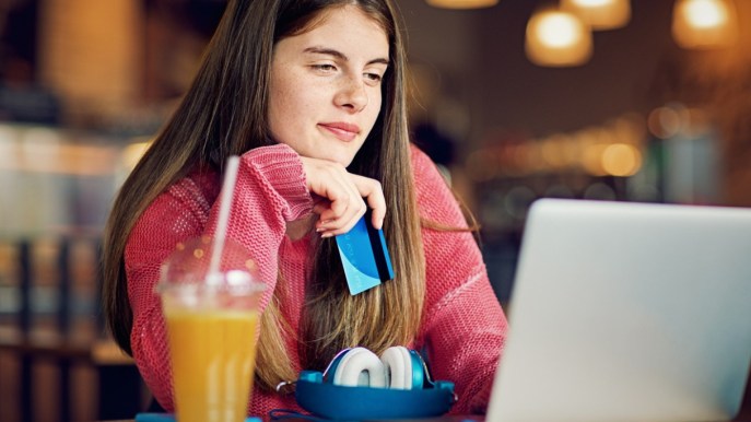 Con i giovani spariscono i contanti: il 90% usa bancomat, carte di credito e app