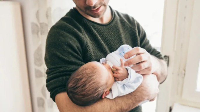 Congedo di paternità, opposizioni unite: cosa prevede la nuova proposta di legge