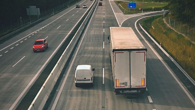 Arriva l’accordo provvisorio tra Consiglio e Parlamento europeo per ridurre le emissioni di camion e bus