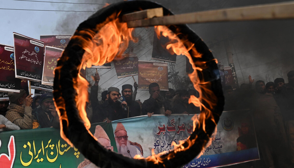 L’Iran attacca e il Pakistan risponde, la guerra si allarga: perché e cosa succede ora