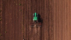 Protesta dei trattori, dall’Ue arriva il rinnovo delle deroghe per l’agricoltura