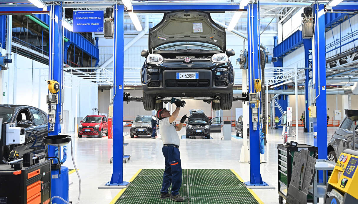 Stellantis blocca la produzione per 3 settimane nello stabilimento di Mirafiori