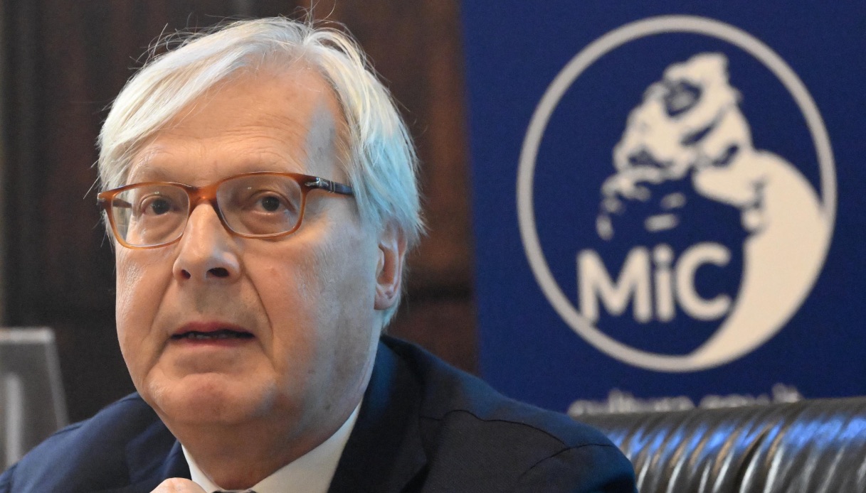 Vittorio Sgarbi indagato per furto di beni culturali: il