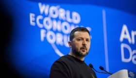 Zelensky e Kuleba a Davos riportano l’attenzione sull’Ucraina: “Chi controlla i cieli definirà la fine della guerra”. Vertice di pace in Svizzera