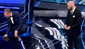 Sanremo, il caso delle scarpe U-Power di John Travolta: verifiche legali Rai su presunta pubblicità occulta