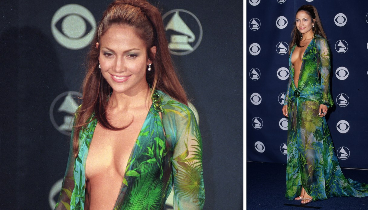 La cantante e attrice Jennifer Lopez con l'iconico jungle dress Versace
