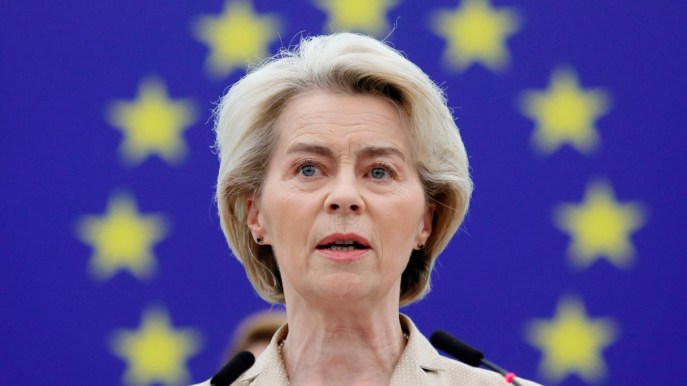 Ursula von der Leyen agli Stati Ue: “Produrre più armi, la pace non è permanente”