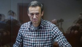 Morte Navalny, Putin promuove i funzionari del carcere: collaboratori dell’oppositore accusano il Cremlino