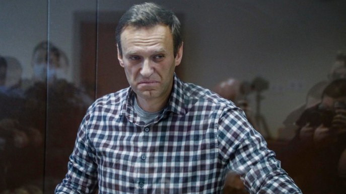 Morte Navalny, Putin promuove i funzionari del carcere: collaboratori dell’oppositore accusano il Cremlino