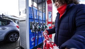 Benzina, fare un pieno costa quasi 5 euro in più rispetto a inizio anno