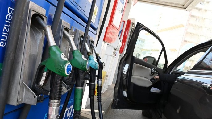 Prezzi carburanti in crescita: rialzi per la benzina e il diesel
