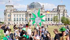 La Germania legalizza la cannabis: via libera del Bundestag alla liberalizzazione della marijuana, ma con limitazioni