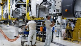 Stellantis, compensi in calo per Elkann e Tavares, che pensano a spostare la 500 all’estero