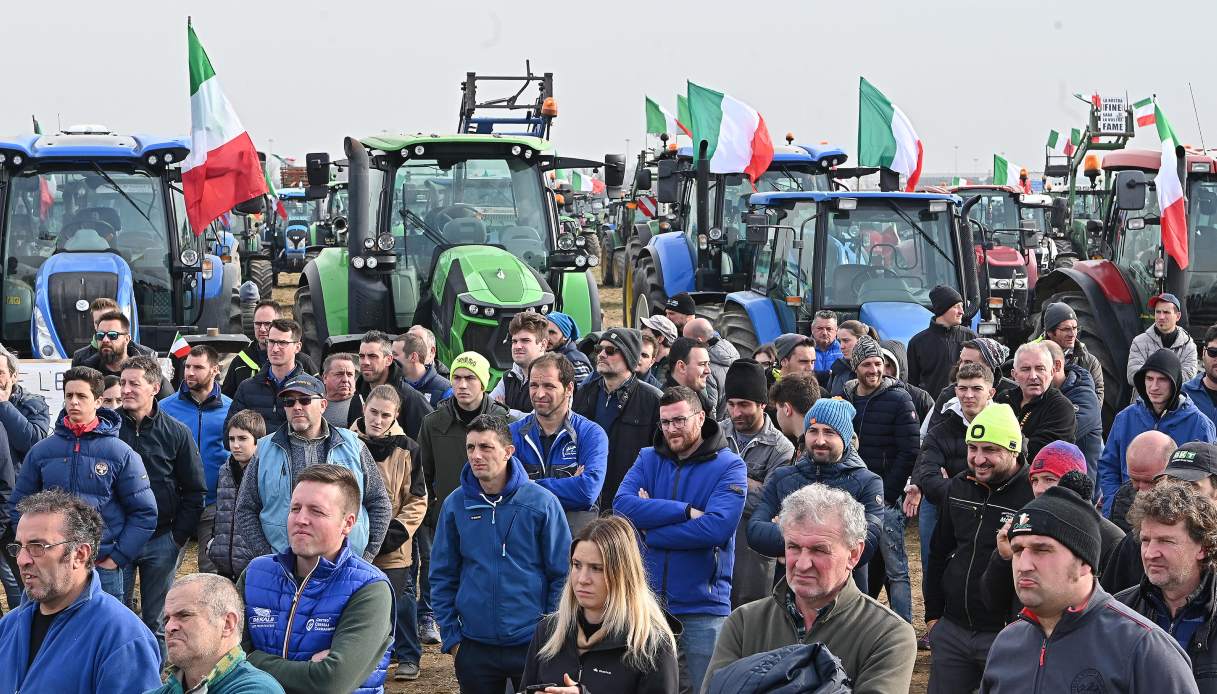 Trattori, continua la protesta: confermato il blocco sul raccordo a Roma. Le richieste degli agricoltori